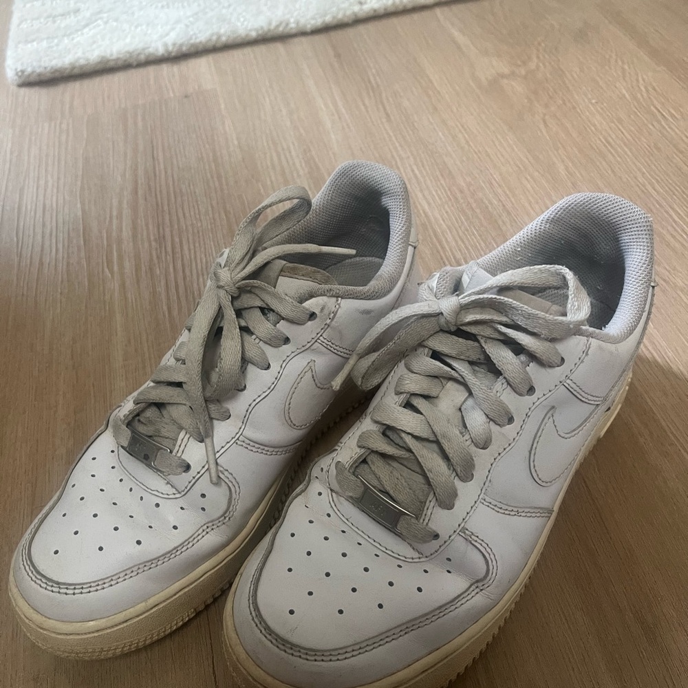 Nike Off-White/Beige Low-Top Leather Sneakers